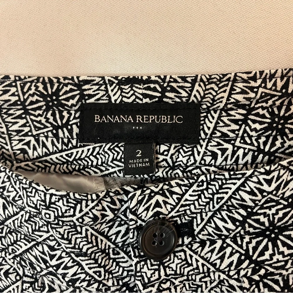 2/$20 - Stylish Black and White Banana Republic Boho Aztec Patterned Shorts - S - Picture 3 of 10